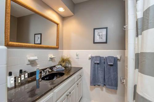 Ένα μπάνιο στο Cameron House-2 br apt 2 mins Park Plaza Mall-6 mins UALR-7 mins UAMS