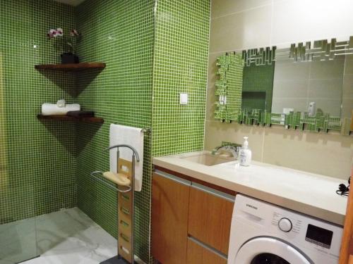 Ένα μπάνιο στο Fantastic Apartment On The Beach