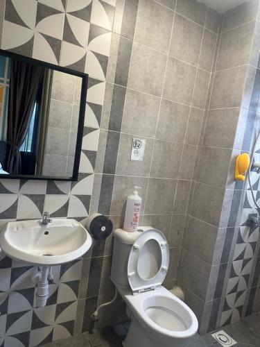 un bagno con un water, un lavandino e uno specchio di Adik Aisyah cameron homestay quintet A3-7-7 a Tanah Rata