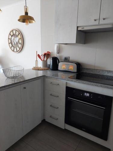 Una cocina o zona de cocina en Hermoso dpto 1era linea, piscina temp y olas