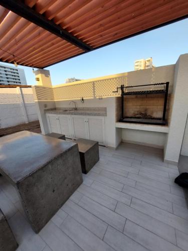 Un balcón o terraza de Hermoso dpto 1era linea, piscina temp y olas