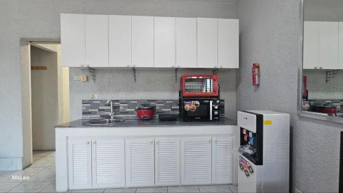 Η κουζίνα ή μικρή κουζίνα στο Froude Apartments