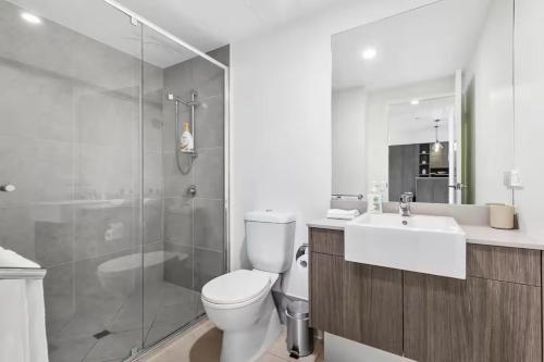 Ένα μπάνιο στο Water View 2BR Apt with Fast WiFi, Pool and Parking