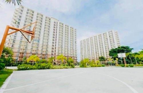an empty basketball court in front of a large building at Spacious studio with balcony in Lapulapu in Lo-oc