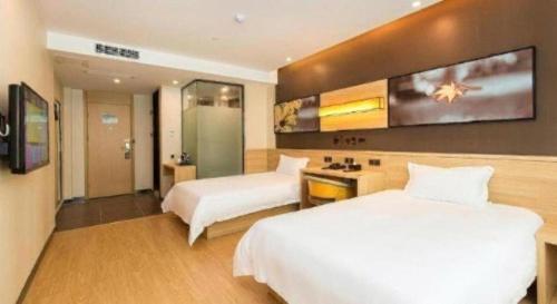 Ένα ή περισσότερα κρεβάτια σε δωμάτιο στο IU Hotel Changsha Railway Station Branch