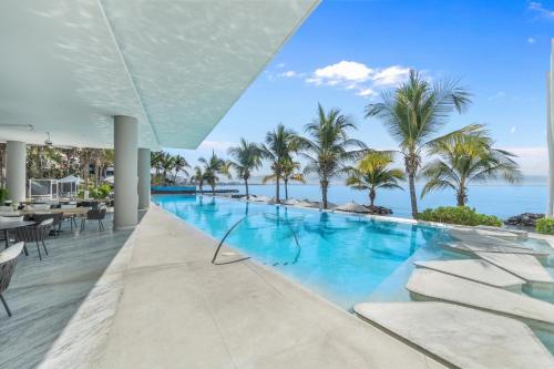 an infinity pool at the resort at Beachfront and modern getaway in Bucerías