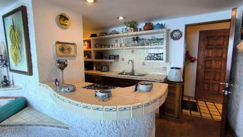 eine Küche mit einer Insel in der Mitte eines Raumes in der Unterkunft Studio on the beach and beautiful sea view in Puerto Vallarta