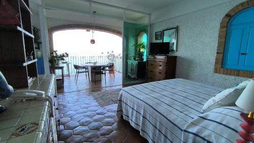 ein Schlafzimmer mit Bett und ein Esszimmer in der Unterkunft Studio on the beach and beautiful sea view in Puerto Vallarta