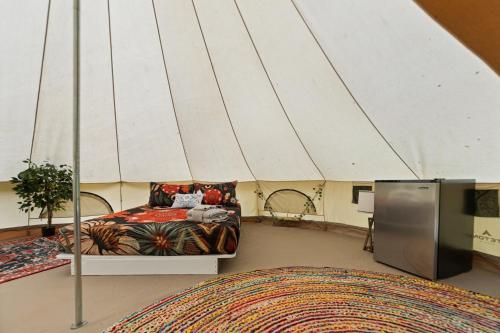 Χώρος καθιστικού στο Glamping Yurt #2 in Red River Gorge with Wooded Views & Bath House