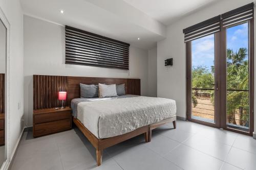 Postel nebo postele na pokoji v ubytování Marina view and 3 min from beach