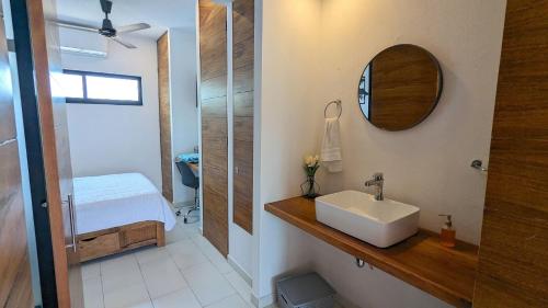 un bagno con lavandino e specchio di Cozy studio steps from the beach and downtown a Puerto Vallarta