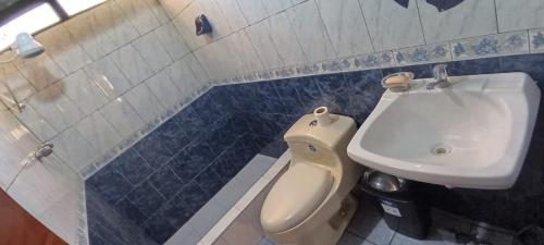 ein Badezimmer mit einer weißen Toilette und einem Waschbecken in der Unterkunft depahuarazhermoso in Huaraz