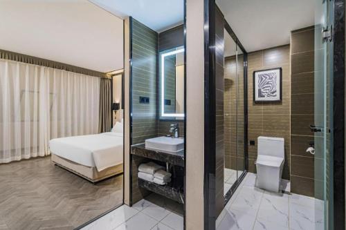 Ванная комната в Xana Lite Hotelle Tianjin Huaming Binhai International Airport