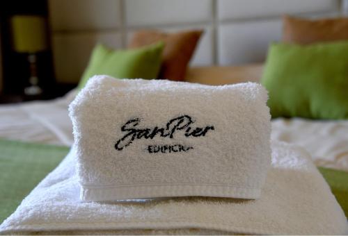a white towel with the word feminism written on it at SanPier - Alquileres Temporarios in Allen