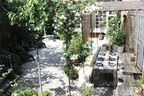 a garden with a table and some plants at Camellas-Lloret in Montréal
