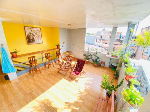 a living room with a table and chairs and a yellow wall at Sarisa House in Iquitos