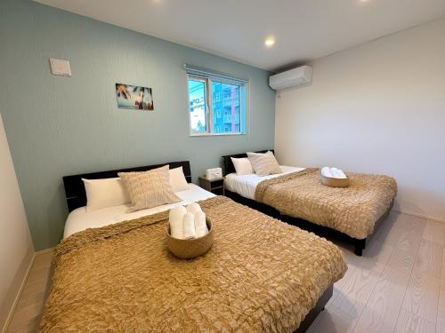sypialnia z dwoma łóżkami i oknem w obiekcie Grandioso Okinawa Villa Kin 2 - Vacation STAY 90141v w mieście Yaka