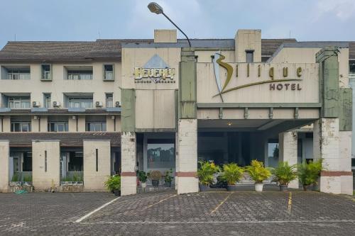 a hotel with a sign on the front of it at RedDoorz near UPI Setiabudhi Bandung in Bandung