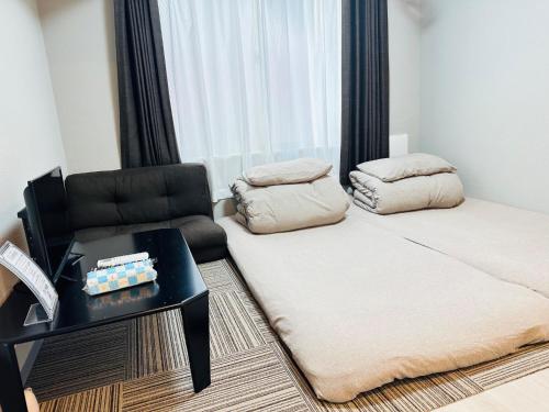 une chambre avec un lit, une chaise et une table dans l'établissement Marvelous Koiwa - Vacation STAY 44643v, à Tokyo