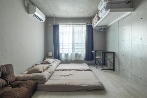 ein großes Bett in einem Zimmer mit Fenster in der Unterkunft Marvelous Koiwa - Vacation STAY 90651v in Tokio