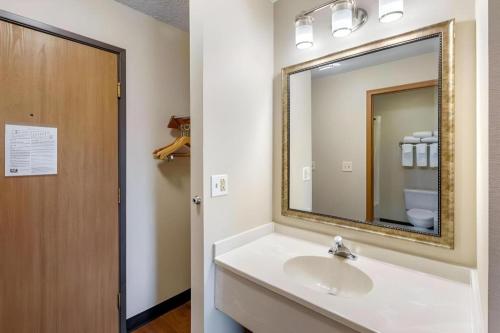Ένα μπάνιο στο Econo Lodge Longmont East