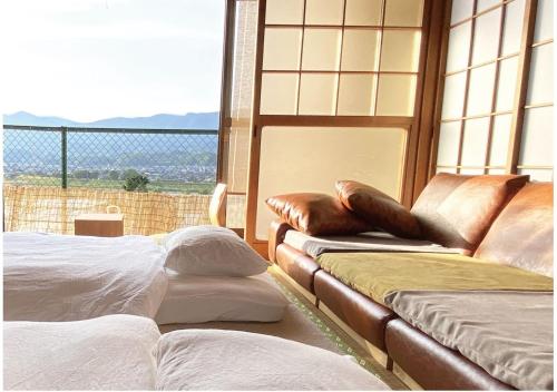 KudoyamaにあるIto-gun - House - Vacation STAY 31960vの窓付きの客室で、ベッド2台が備わります。