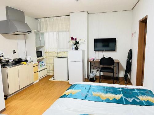 a room with a kitchen and a bedroom with a bed at Fukuinn - Vacation STAY 35782v in Takamatsu