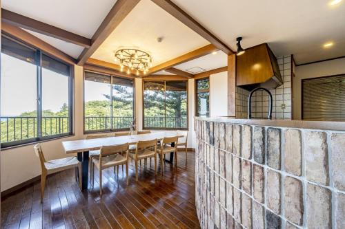 une salle à manger avec un mur en pierre, une table et des chaises dans l'établissement Costa de Rias Izu-Atagawa - Vacation STAY 11110v, à Okawa