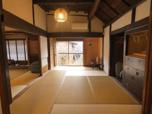 a room with a hallway with a door and a window at Shikouan - Vacation STAY 55494v in Higashi-shibuta