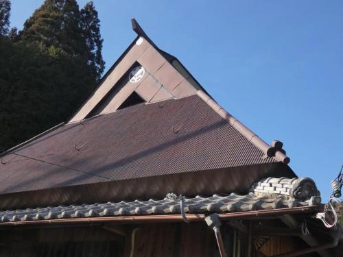a roof of a building with a triangle on it at Shikouan - Vacation STAY 55494v in Higashi-shibuta