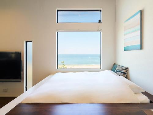 淡路市にあるT,square - Vacation STAY 49638vの大きな白いベッドと窓のある寝室