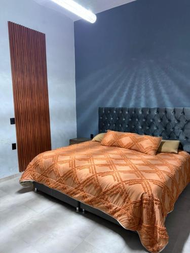 Cama o camas de una habitación en Sayula Suites Hotel