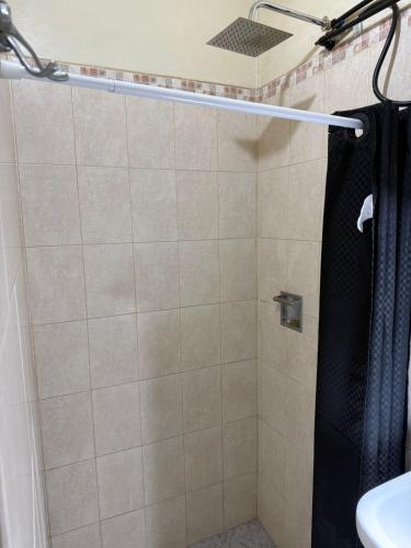 Un baño de Sayula Suites Hotel