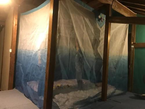 桑名市にあるMugi no oyado - Vacation STAY 13499の壁付きの建設中の部屋のベッド1台