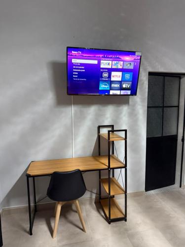 Una televisión o centro de entretenimiento en Sayula Suites Hotel