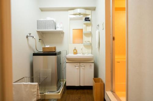 a small kitchen with a sink and a sink at RIVER WEST Hiroshima 302, 305, 306 - Vacation STAY 54100v in Ōsukachō