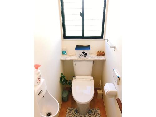 a small bathroom with a toilet and a window at Guest House SAKURA - Vacation STAY 57751v in Sakura