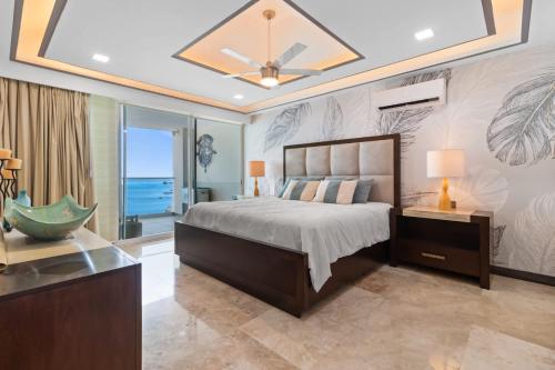 Postel nebo postele na pokoji v ubytování Barlovento Condos - Pools Gym & Oceanfront