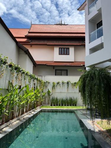 a swimming pool in front of a building at iThaphae Hotel in Chiang Mai