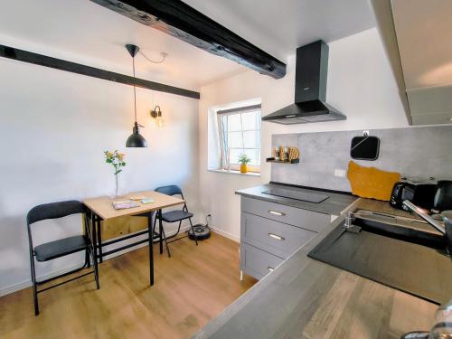 ØstermarieにあるAppartement Solbakkeのキッチン(テーブル、小さなテーブル付)