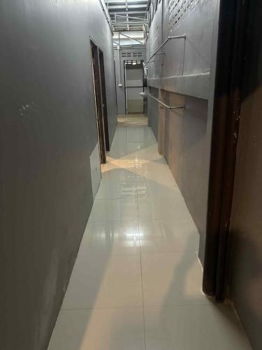 an empty hallway with a hallwayngthngthngthngthngthngthngthngthngthngth at The Sunshine hostel and hotel in Ko Lanta
