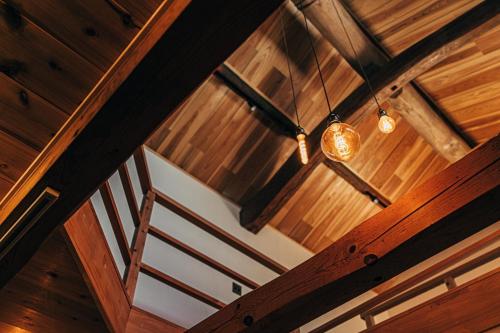 an overhead view of a wooden ceiling with lights at Ooka Tsuji - tsuji-oooka - - Vacation STAY 01156v in Chikuma