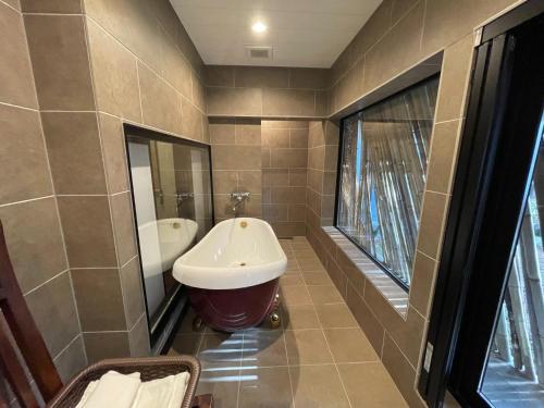 łazienka z umywalką i wanną w obiekcie Satoyama Villa Honjin - Vacation STAY 17841 w mieście Matsumoto