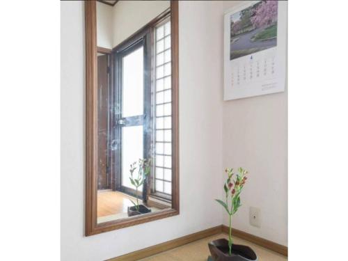 a room with a window and a vase with flowers at Minpaku Yamamoto - Vacation STAY 13870 in Izumiotsu