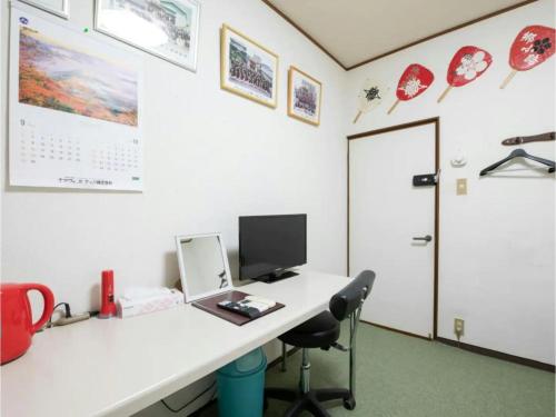 an office with a white desk with a computer on it at Minpaku Yamamoto - Vacation STAY 13869 in Izumiotsu