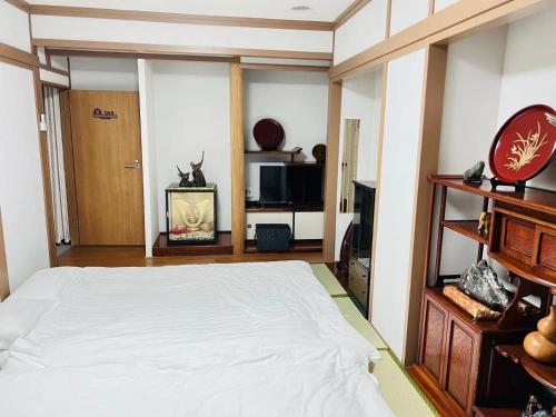 a bedroom with a large white bed in a room at FUKUINN - Vacation STAY 19245v in Takamatsu