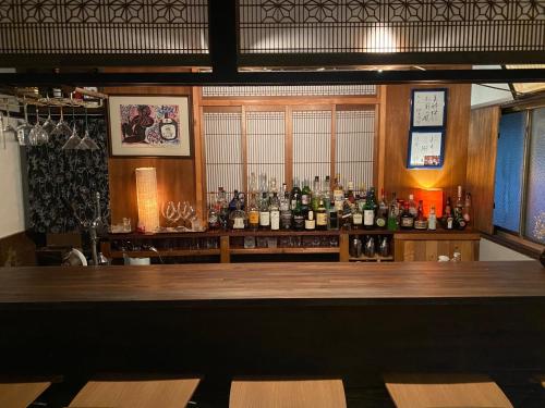 弘前市にあるguest house goose - Vacation STAY 23621vのワインのボトルをたくさん用意したバー