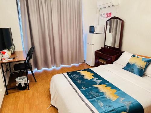 a bedroom with a bed and a desk with a mirror at FUKUINN - Vacation STAY 19238v in Takamatsu
