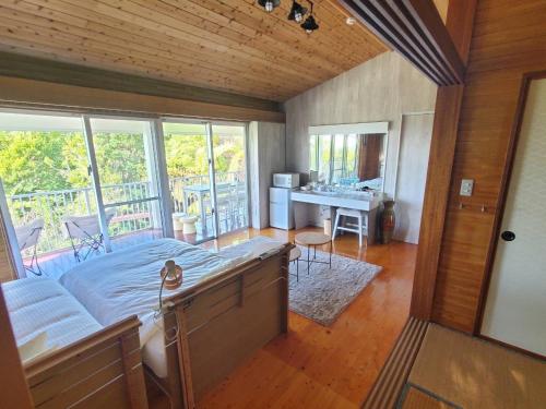 a bedroom with a bed and a desk in a room at Inn Suenaga - Vacation STAY 25965v in Hiji
