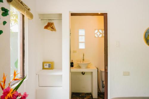 Fotografie z fotogalerie ubytování Yay Lodge SIARGAO, private room 1 with AC & hot shower and fast Starlink Wifi v destinaci General Luna